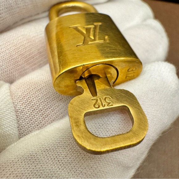 ✨🔐#312 LV Padlock with 1 key | Gold Solid Brass Authentic✨ - Picture 12 of 17